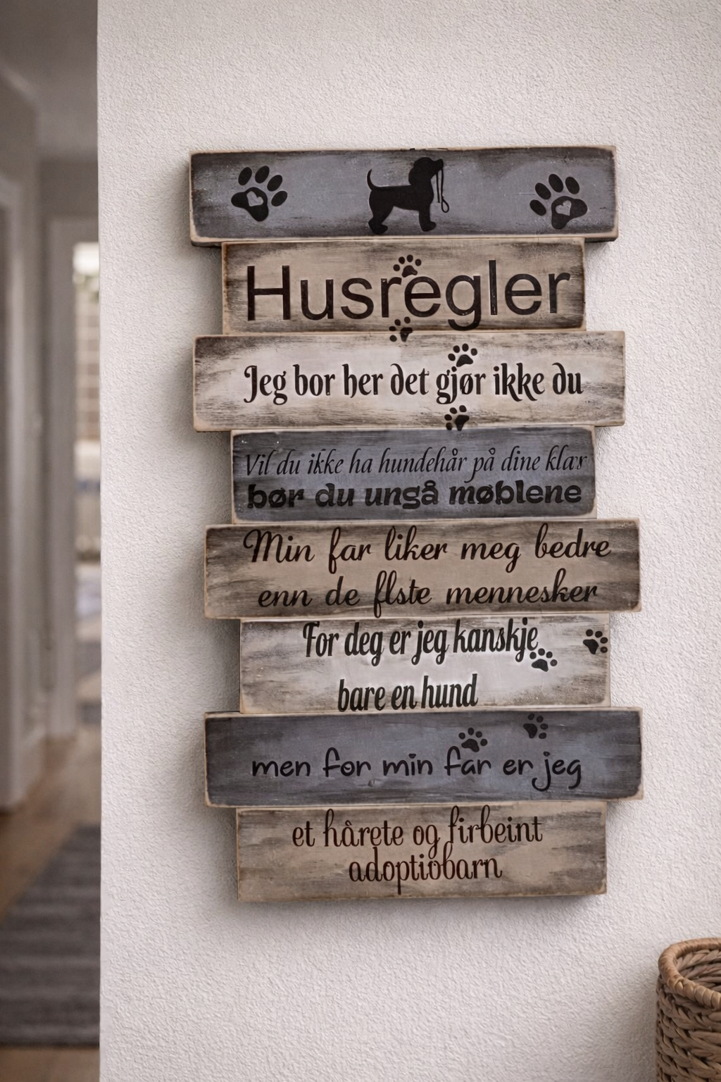 Husregler til hund og katt – treskilt 55x35 cm – personlig
