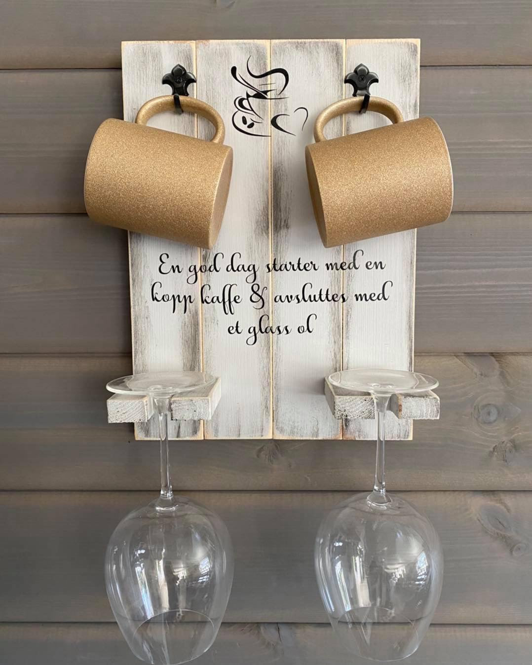 Vin og Kaffe Dekor - Håndlaget Treskilte til Kjøkken og Hytte