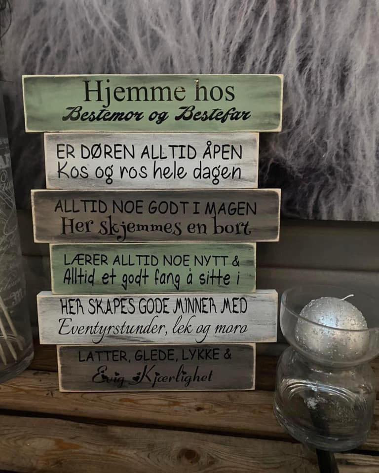 Treskilt med tekst -Hjemme hos besteforeldre